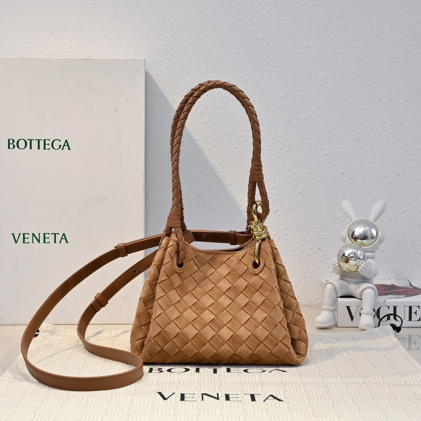 Batch 1760 BV's new intrecciato suede woven leather shoulder bag. It comes with a detachable cross-body strap. It comes with a mini bag inside. The appearance retains the unique design of BV woven. The parachute bag is a bag that makes people excited before seeing the actual thing. The small gold knot embellishment is full of simple and high-end sense to meet your needs in different occasions. Model: 6569 Size: 21X17X16.5cm
